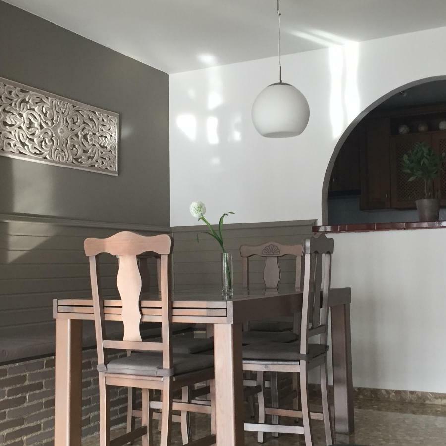 Seaside Romantic Apartment Альгарробо-Коста Экстерьер фото